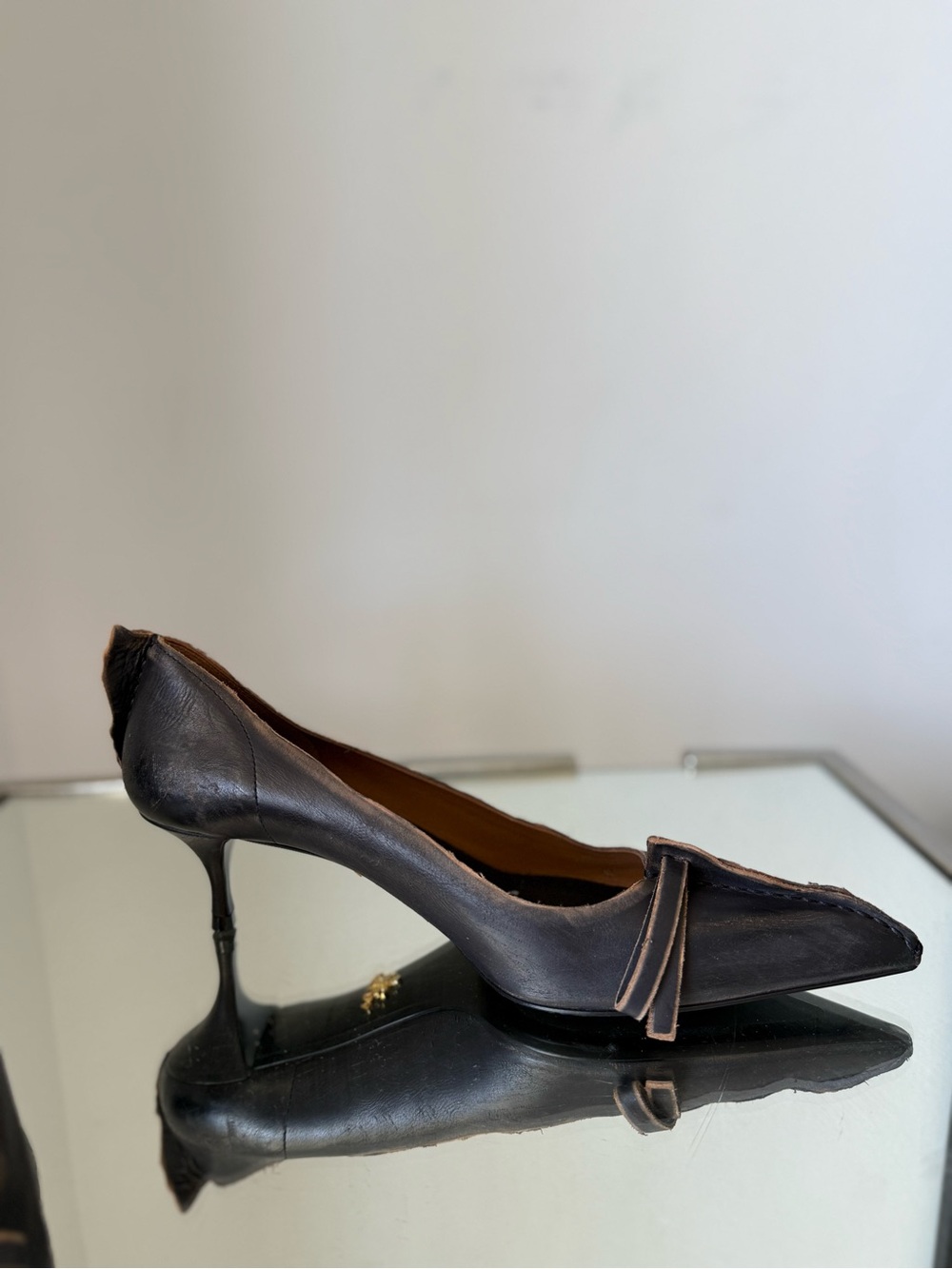 Prada FROM THE RUNWAY Antiqued leather pumps $1,590 38.5 - Picture 9 of 14